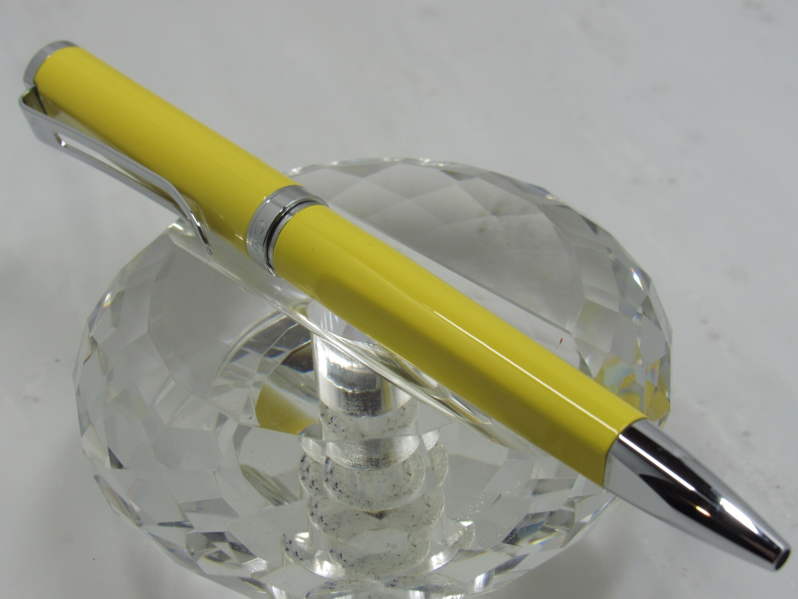 GORGEOUS HIGH QUALITY JINHAO YELLOW TWIST BALL POINT PEN