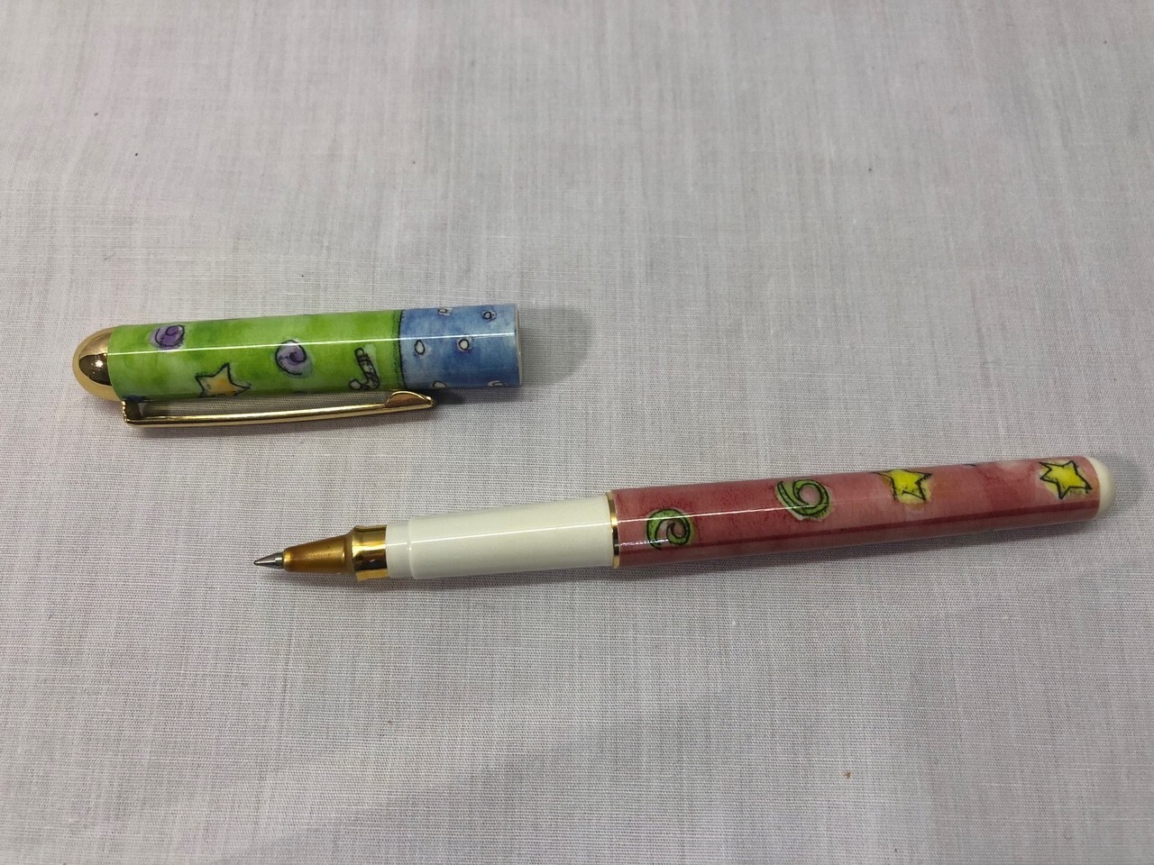 Cap Writing Pen w/Gold Trim Pocket Clip, Christmas Candy Canes, Stars, Blk 5mm