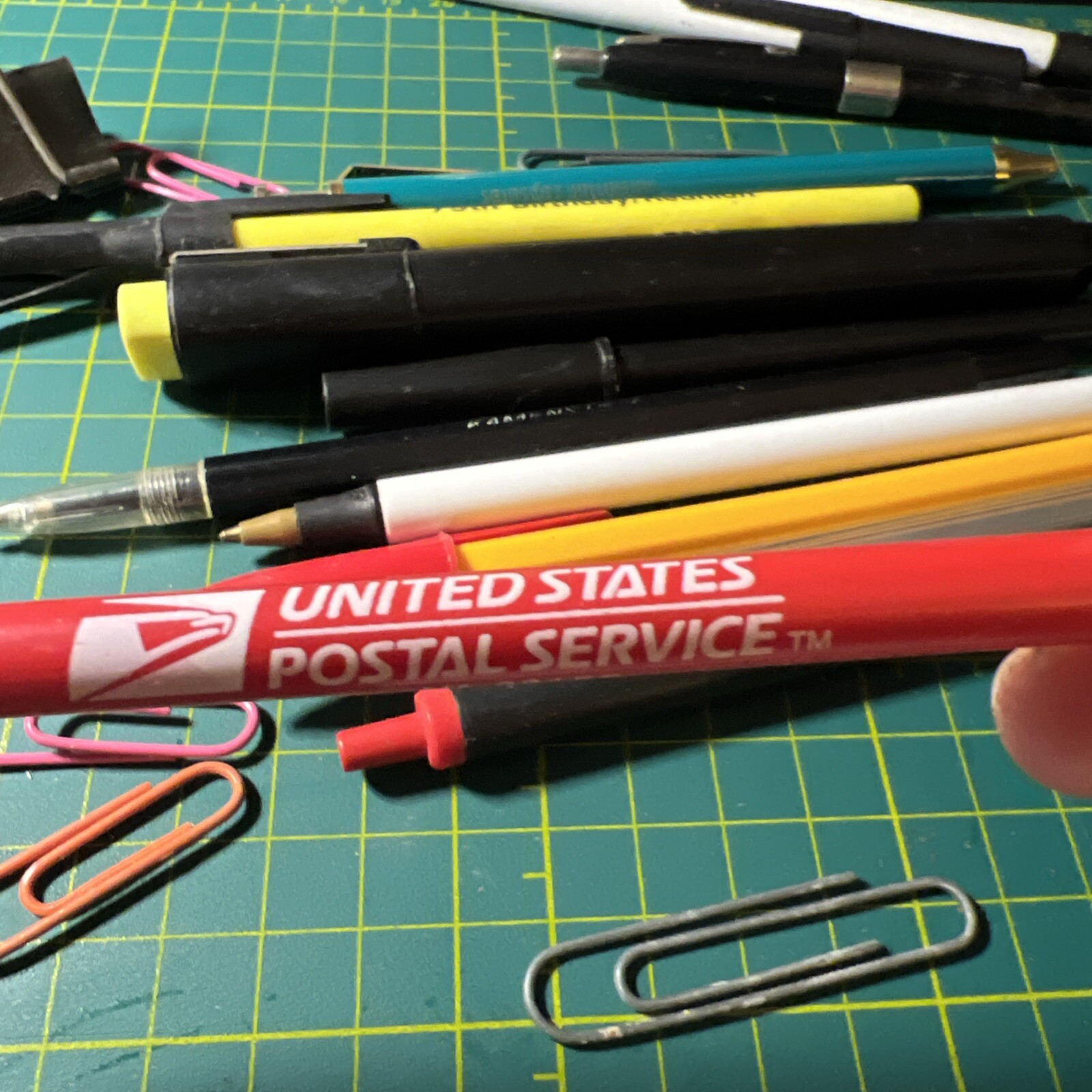 LOT OF (20+) Advertising And Other PENS Vintage Desk Clean out Datamate Govt