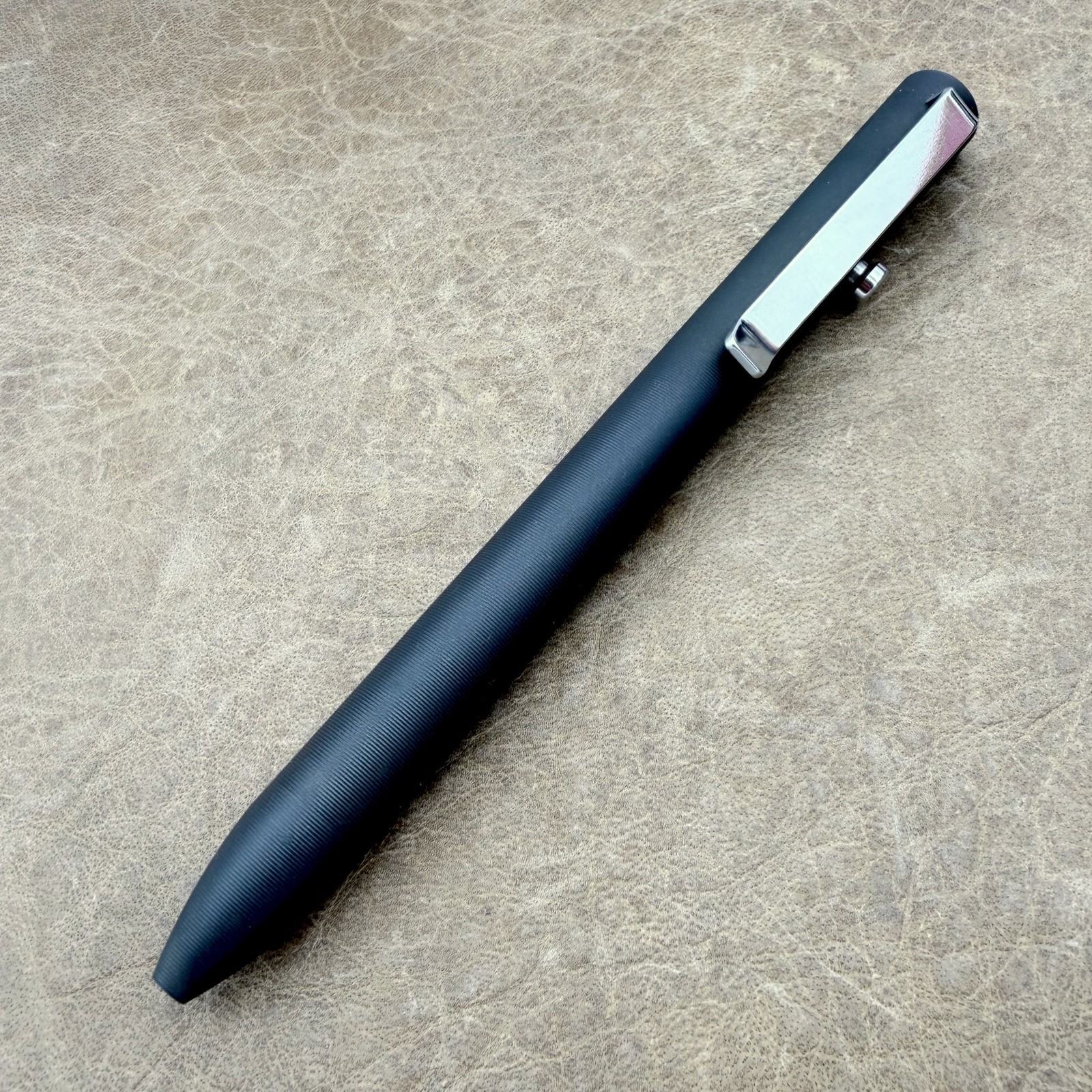 Tactile Turn – Titanium Bolt Action Short Size Pen Black Ano HV Blue Acc. [5.1″]