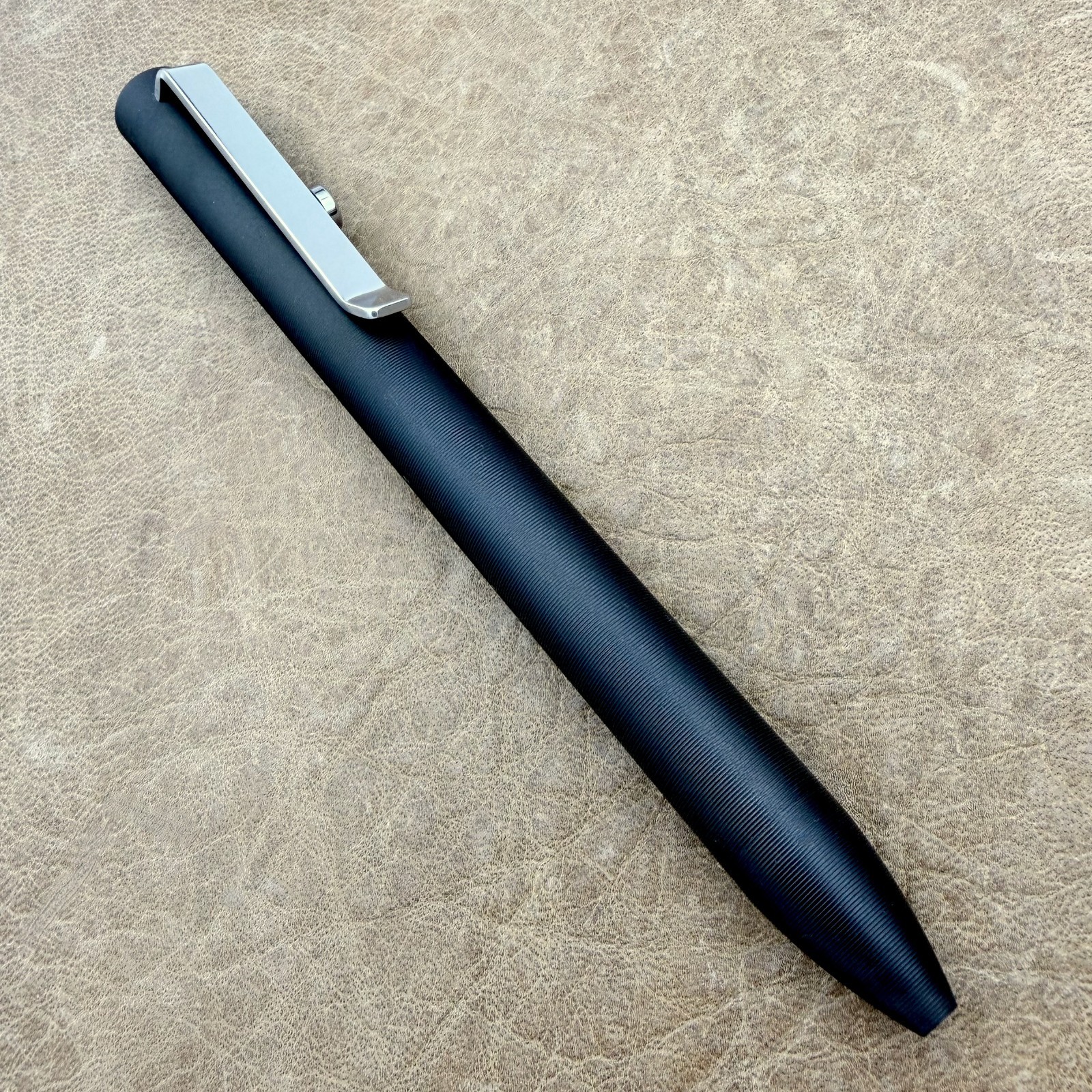 Tactile Turn – Titanium Bolt Action Short Size Pen Black Ano HV Blue Acc. [5.1″]