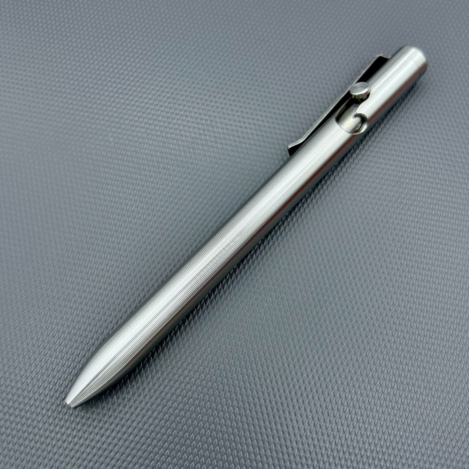 Tactile Turn – Titanium Bolt Action Standard Size Pen G2 Pilot Insert [5.6″]