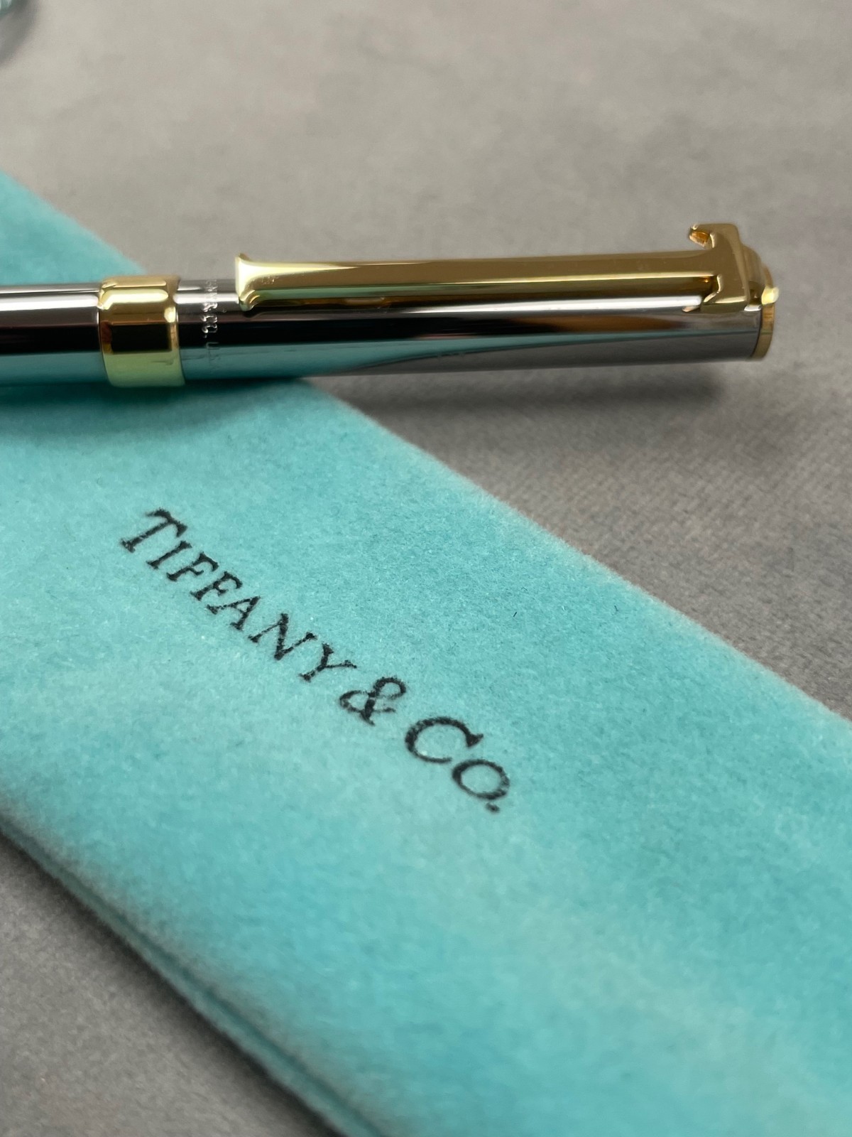 TIFFANY & Co. STERLING SILVER & GOLD TONE T CLIP BALLPOINT PEN W/POUCH 6M0746