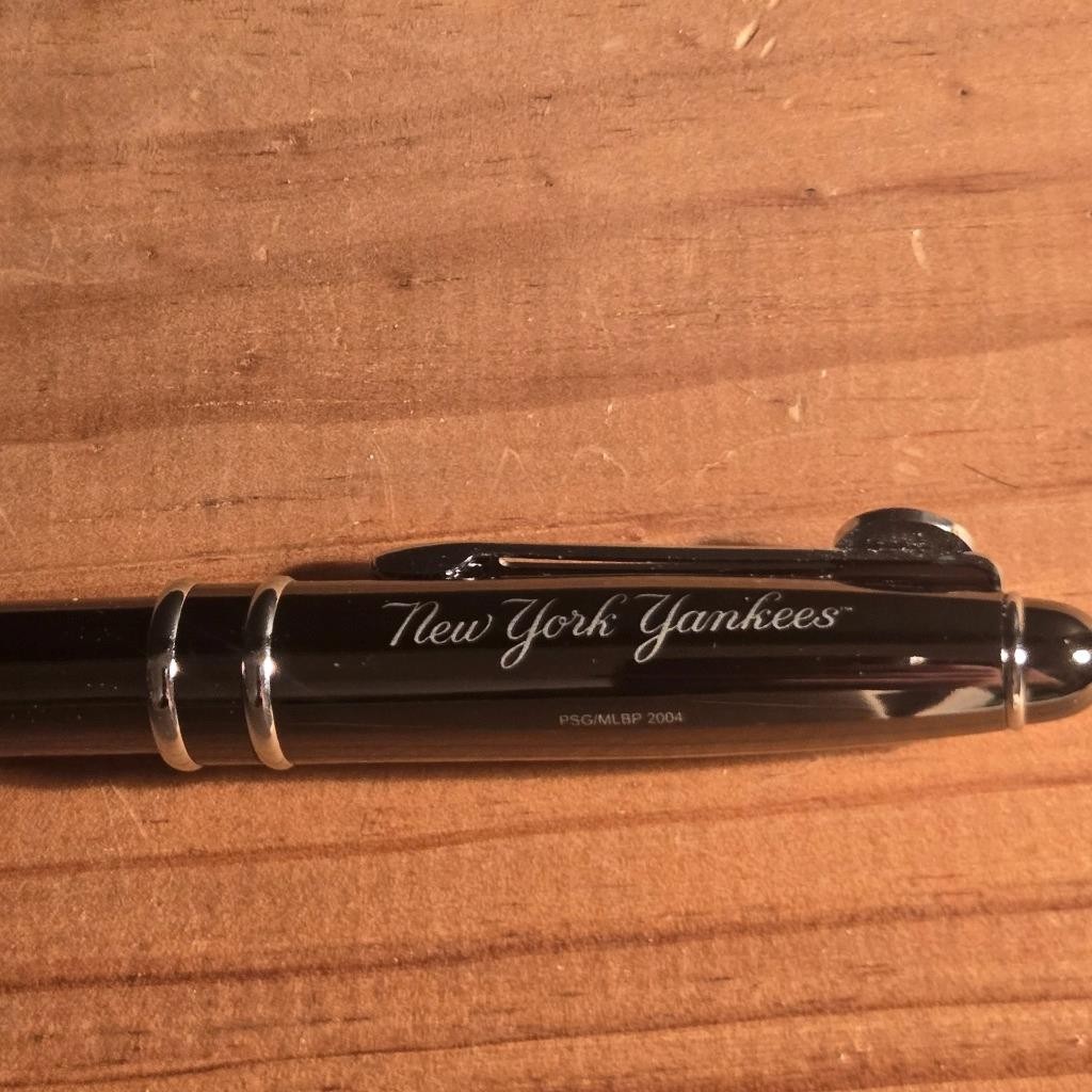NEW YORK YANKEES ETCHED SCRIPT & LOGO GUNMETAL CHROME BALLPOINT PEN MINT IN BOX