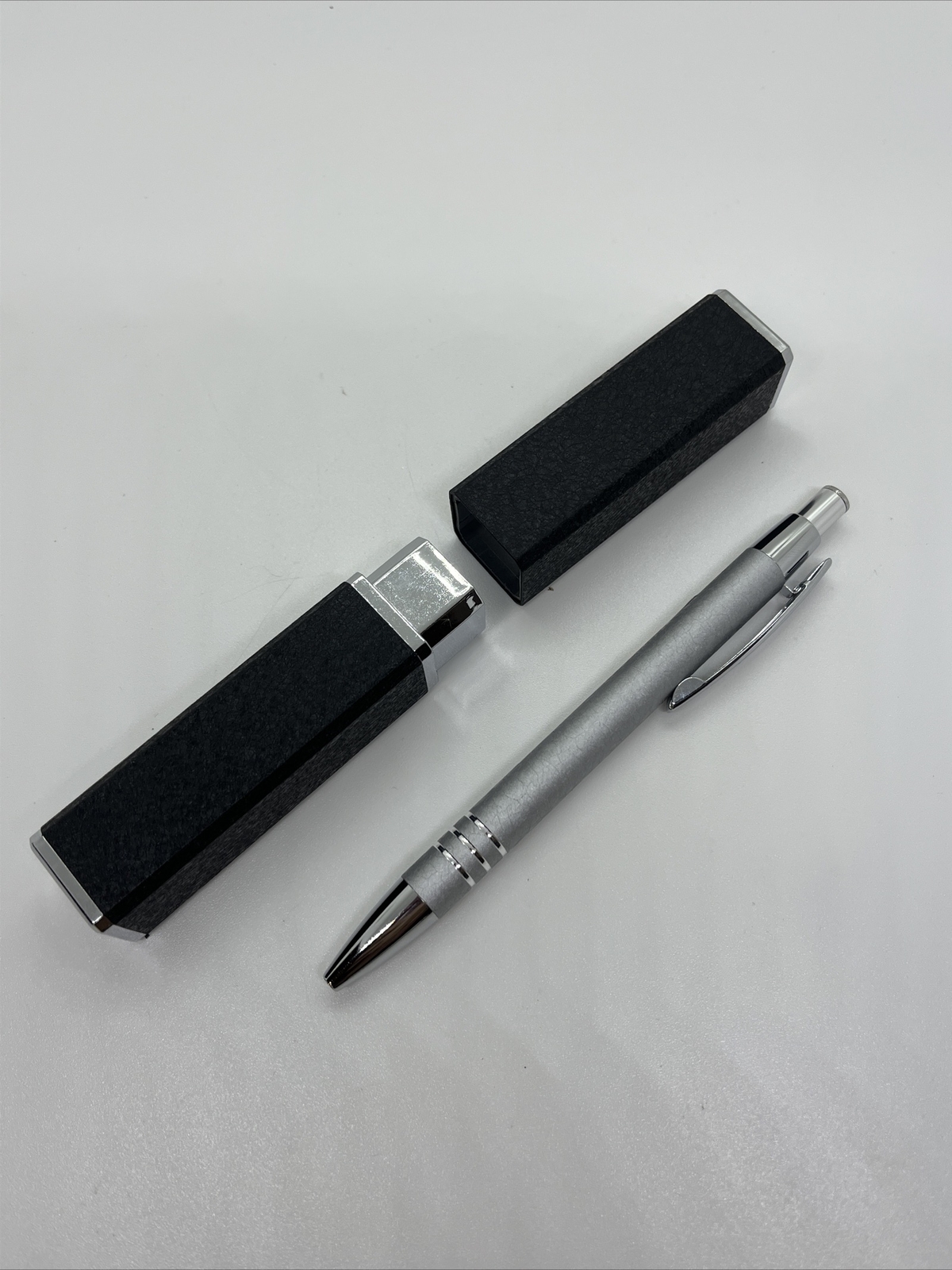 ELEGANT GREY DETAIL ONLINE BALLPOINT PEN