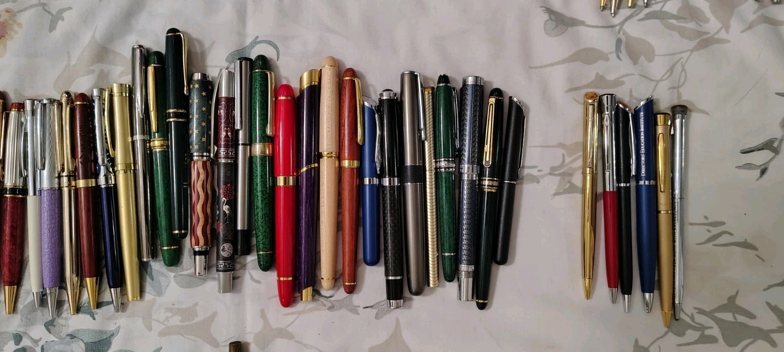 Huge Lot of 185 Of Mix Modern And Vintage Ball Pens, Roller Ball Pen, Pencils