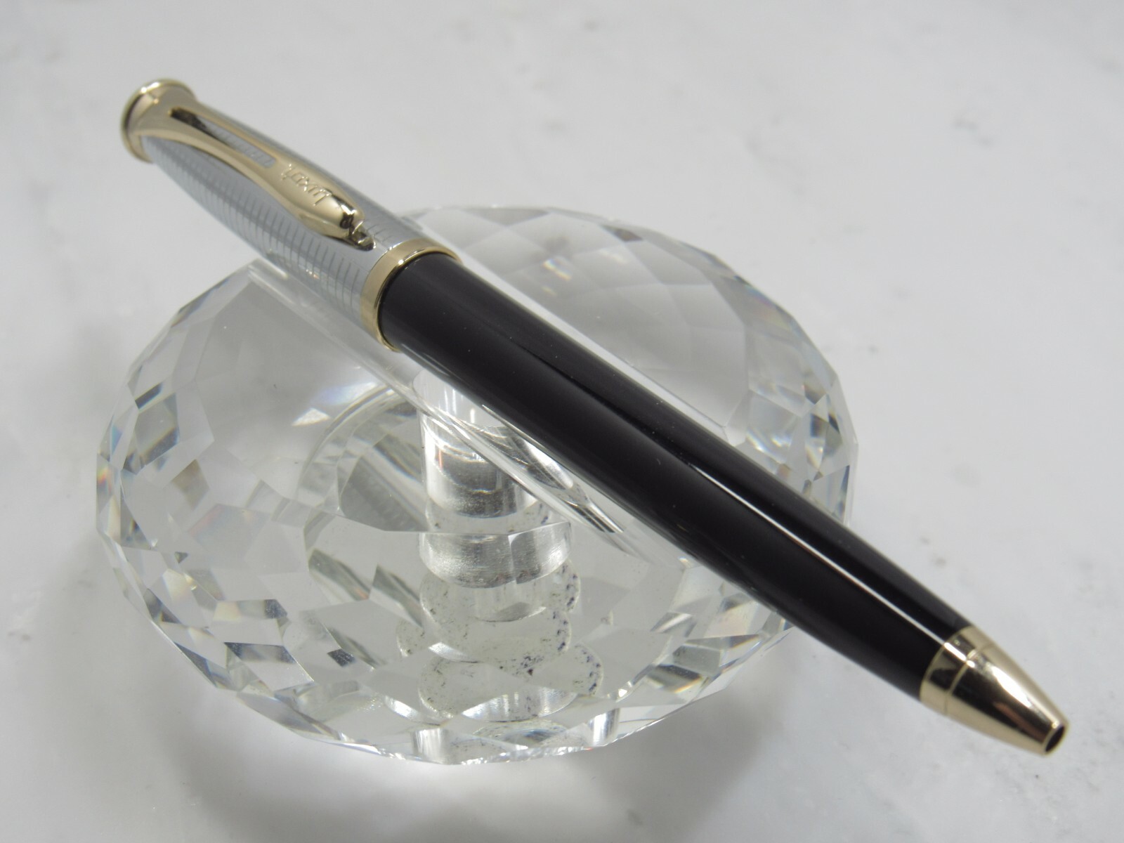 GORGEOUS HIGH QUALITY LUXOR BLACK AND ETCHED SILVER TWIST BALL POINT PEN