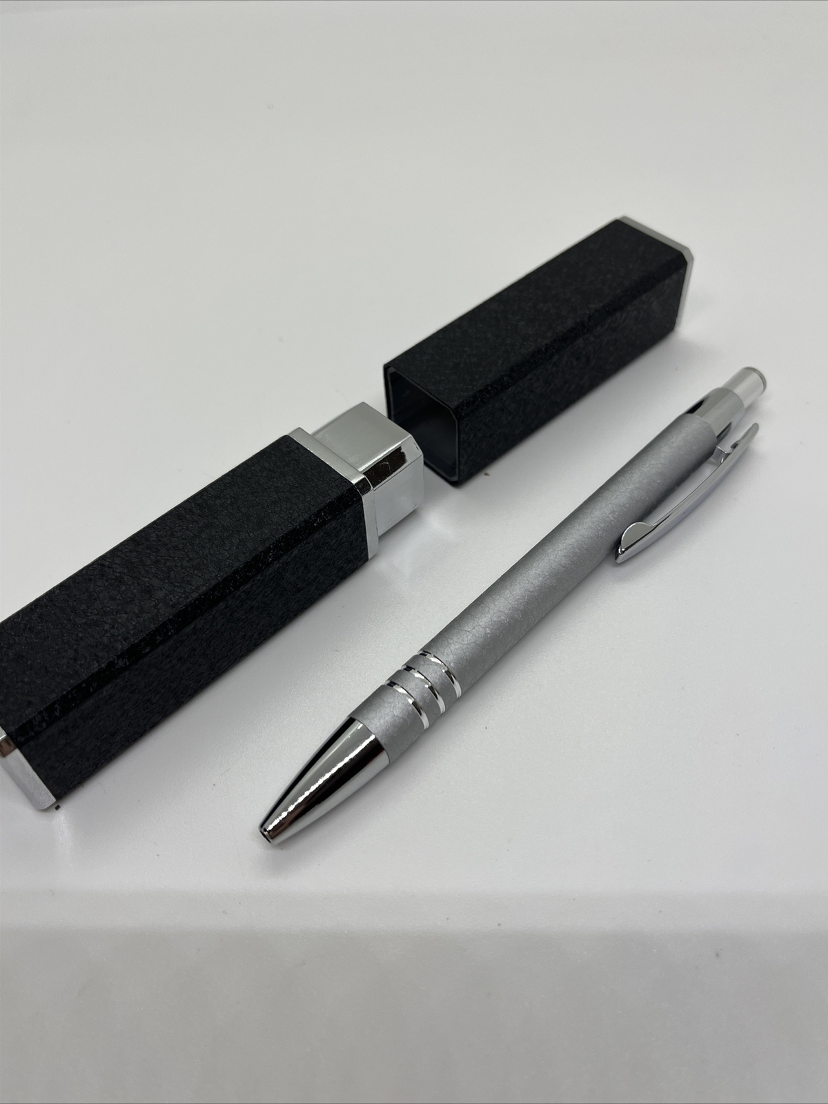 ELEGANT GREY DETAIL ONLINE BALLPOINT PEN