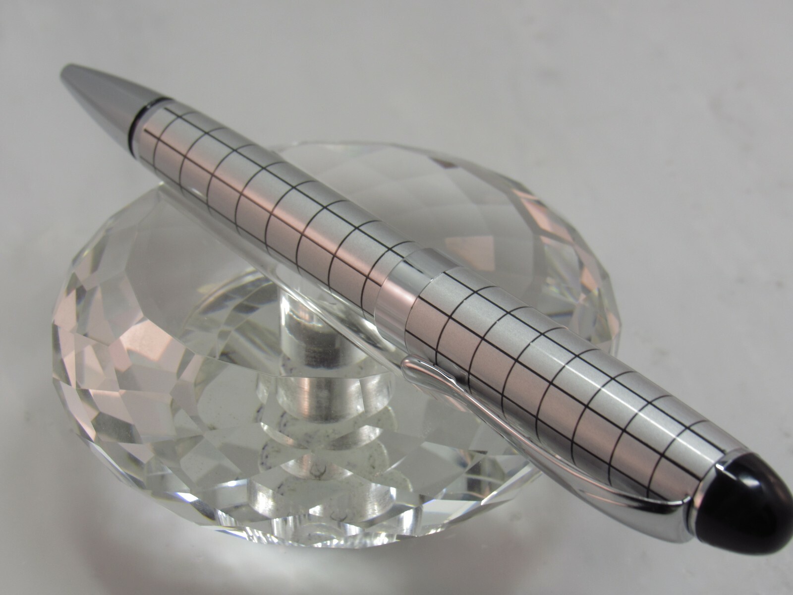 HIGH QUALITY BAOER SILVER AND BLACK CHECKED TWIST BALL POINT PEN
