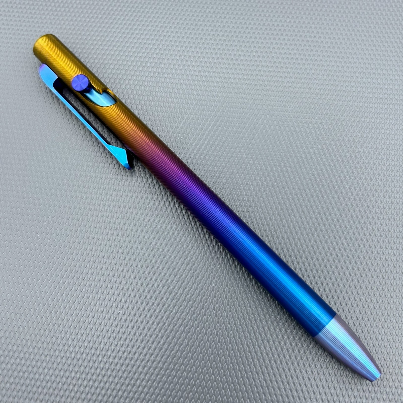Tactile Turn – Titanium Slim Bolt Action Standard Size Pen Fade w/ Lionface Clip