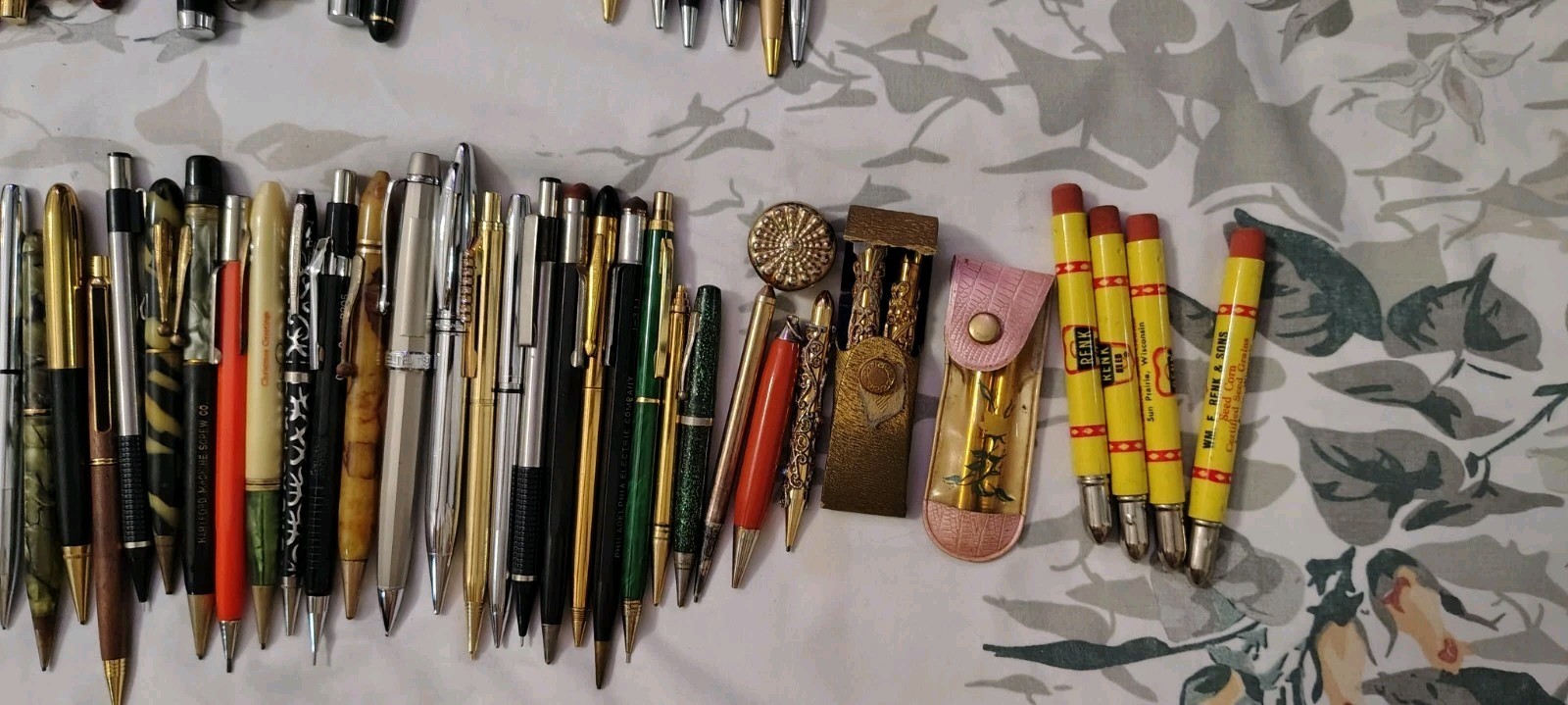 Huge Lot of 185 Of Mix Modern And Vintage Ball Pens, Roller Ball Pen, Pencils