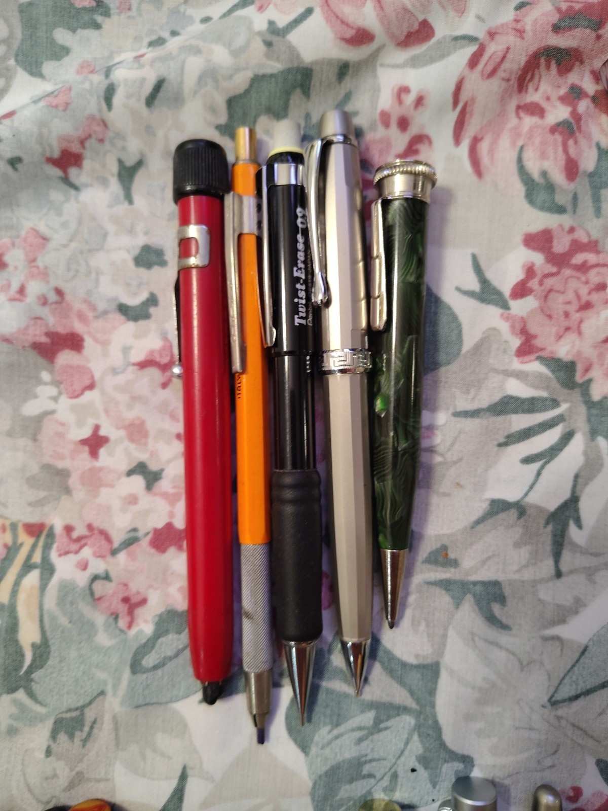 Huge Lot of 185 Of Mix Modern And Vintage Ball Pens, Roller Ball Pen, Pencils