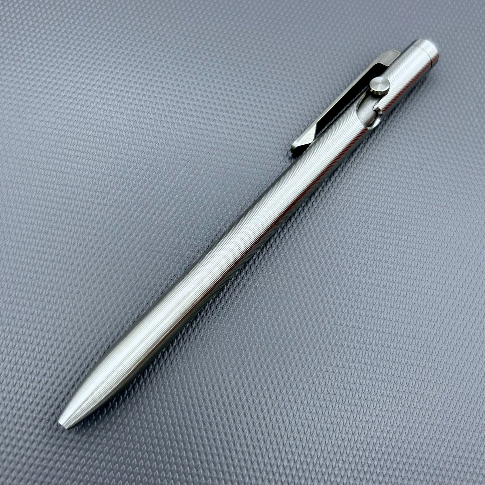 Tactile Turn – Titanium Slim Bolt Action Standard Size Pen G2 Pilot [5.6″]