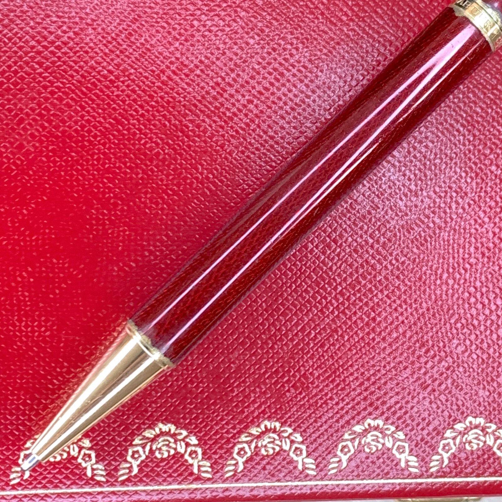 Cartier Ballpoint Pen Rare Trinity Bordeaux Enamel Engraved Pattern with Case