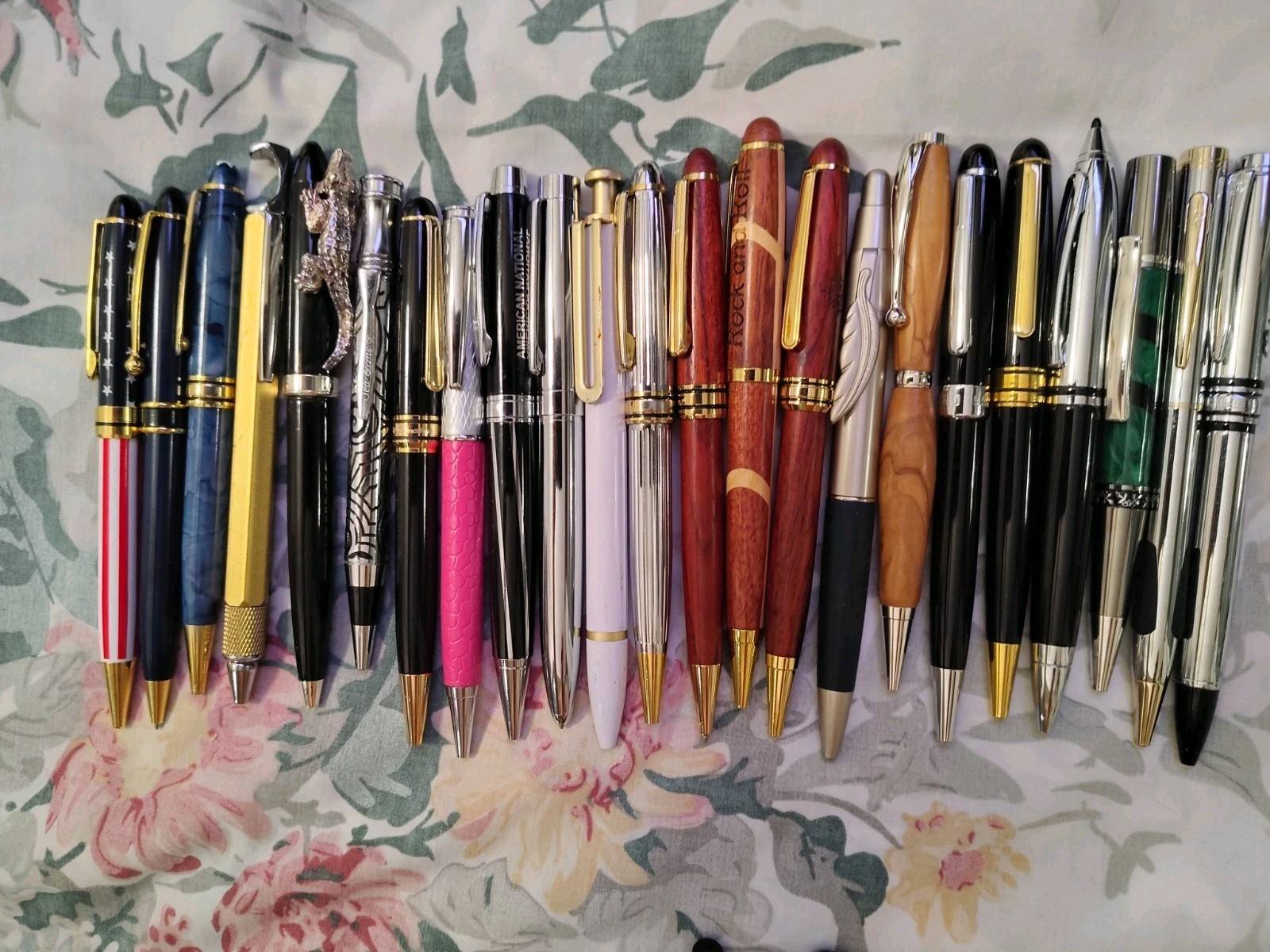 Huge Lot of 185 Of Mix Modern And Vintage Ball Pens, Roller Ball Pen, Pencils