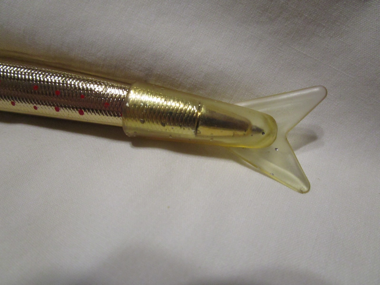 VINTAGE FISHING LURE INK PEN 5 3/4″ RUBBER COVER FIN
