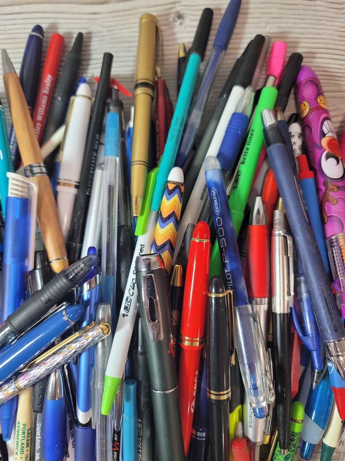 Pens Pens 2lbs if ballpoint twist black blue clik old and new used tresures