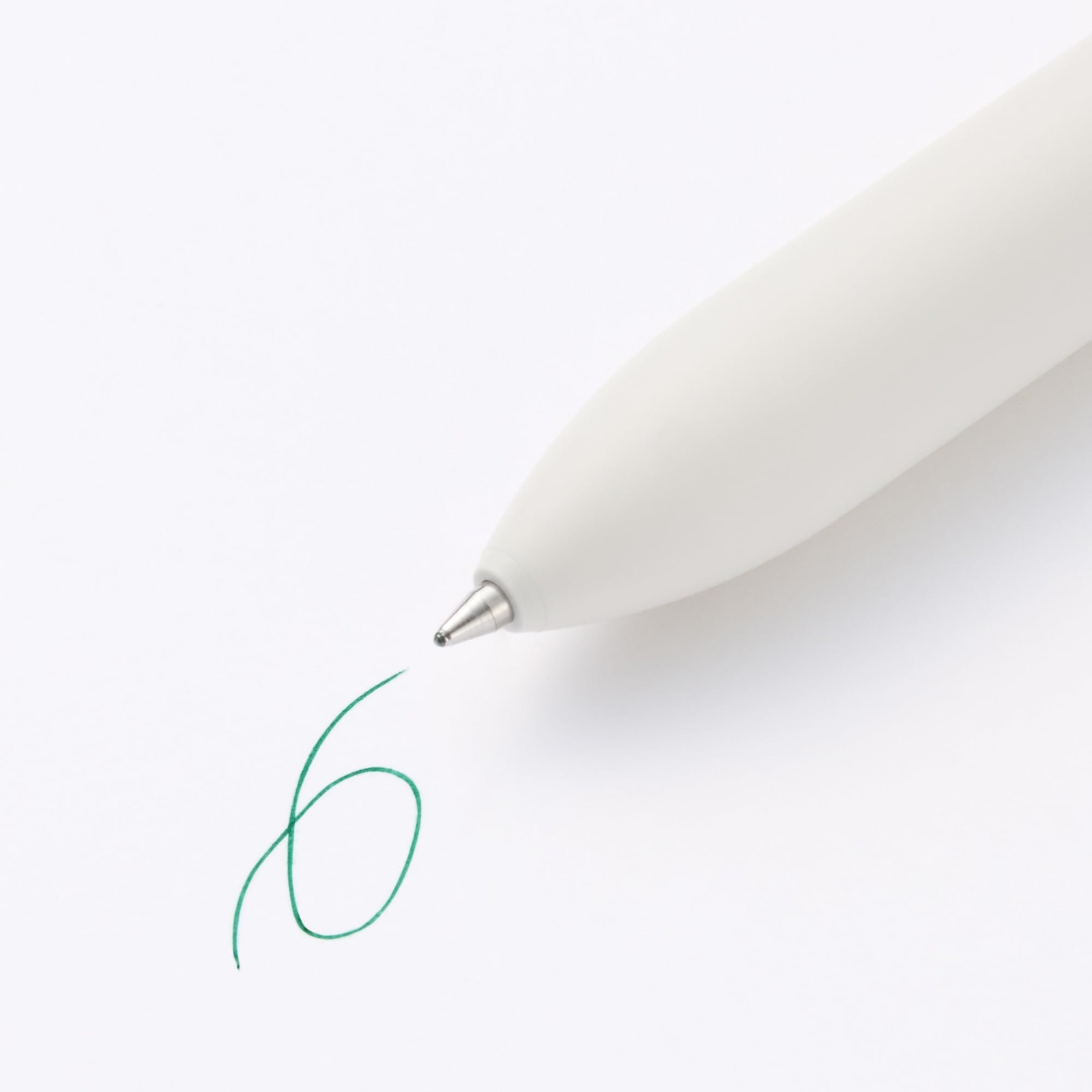Smooth-writing 4-color oil-based ballpoint pen, 0.7mm, black, red, blue, green.