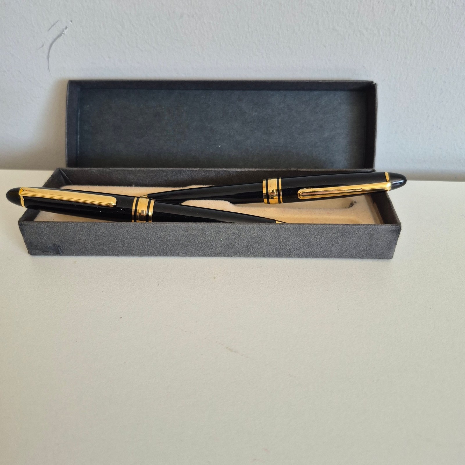 Pen Set Black Gold Trim Made in Taiwan Unknown Manufacturer In Case New Refill