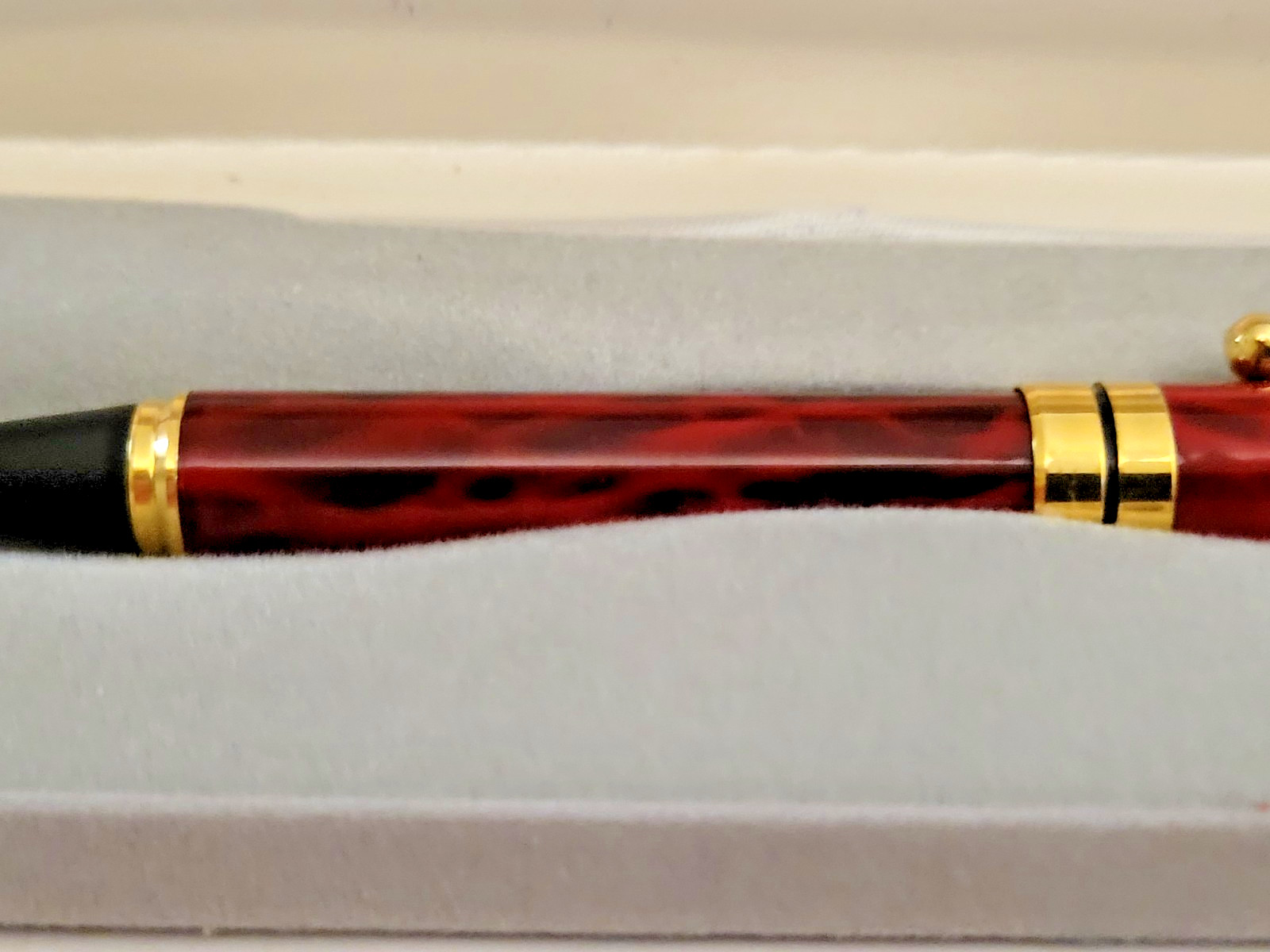 Vintage Bella Mento Pen in Case reddish/orangish mixed with black swirl Color