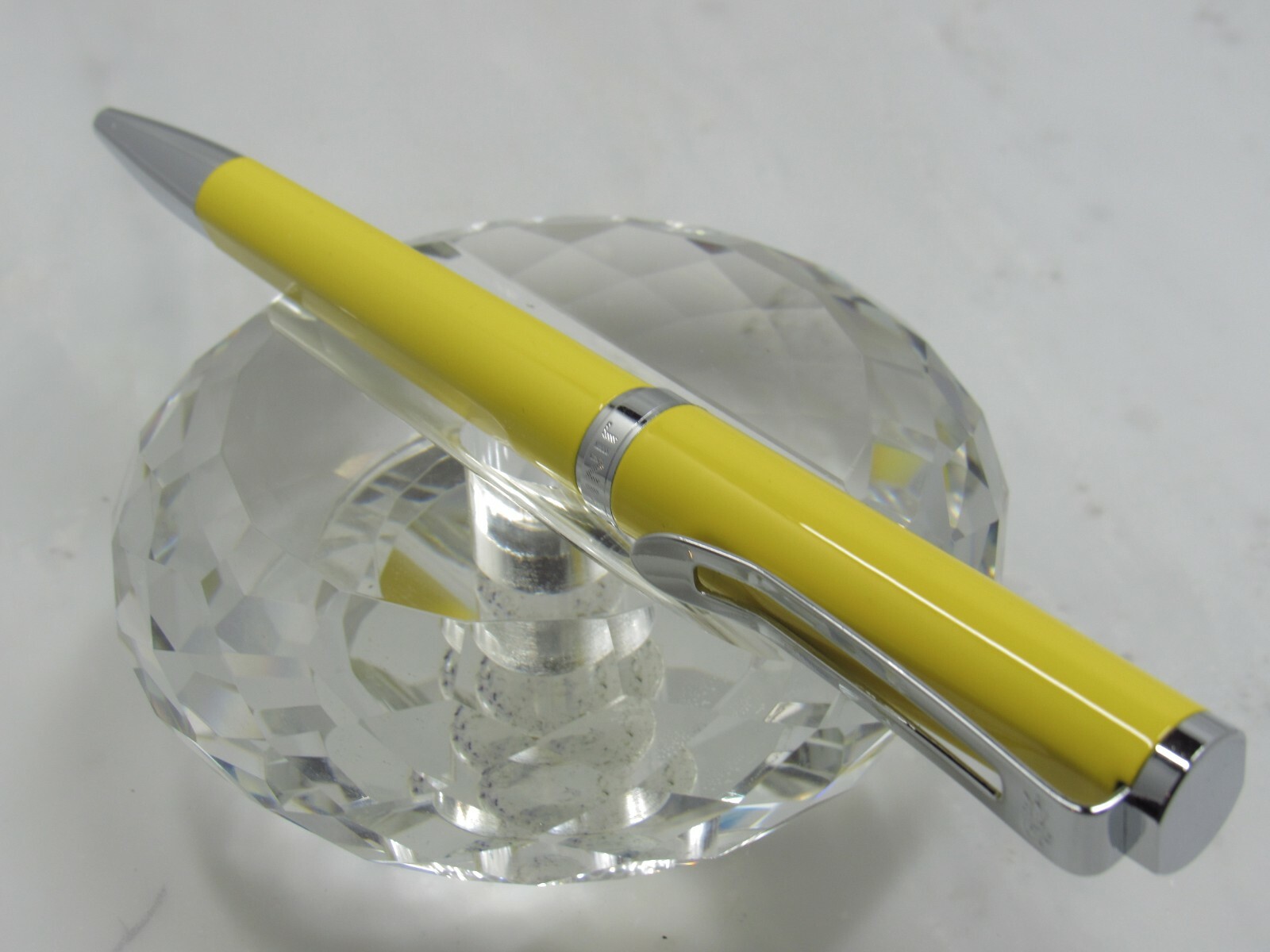 GORGEOUS HIGH QUALITY JINHAO YELLOW TWIST BALL POINT PEN