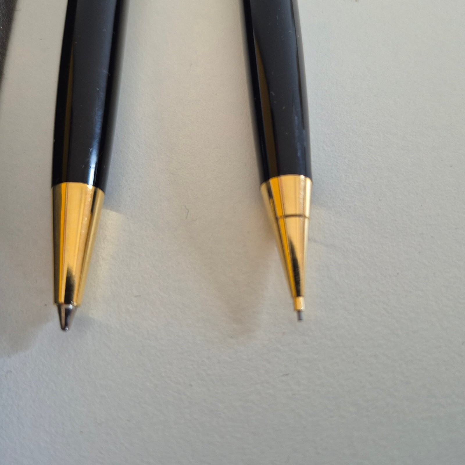 Pen Set Black Gold Trim Made in Taiwan Unknown Manufacturer In Case New Refill