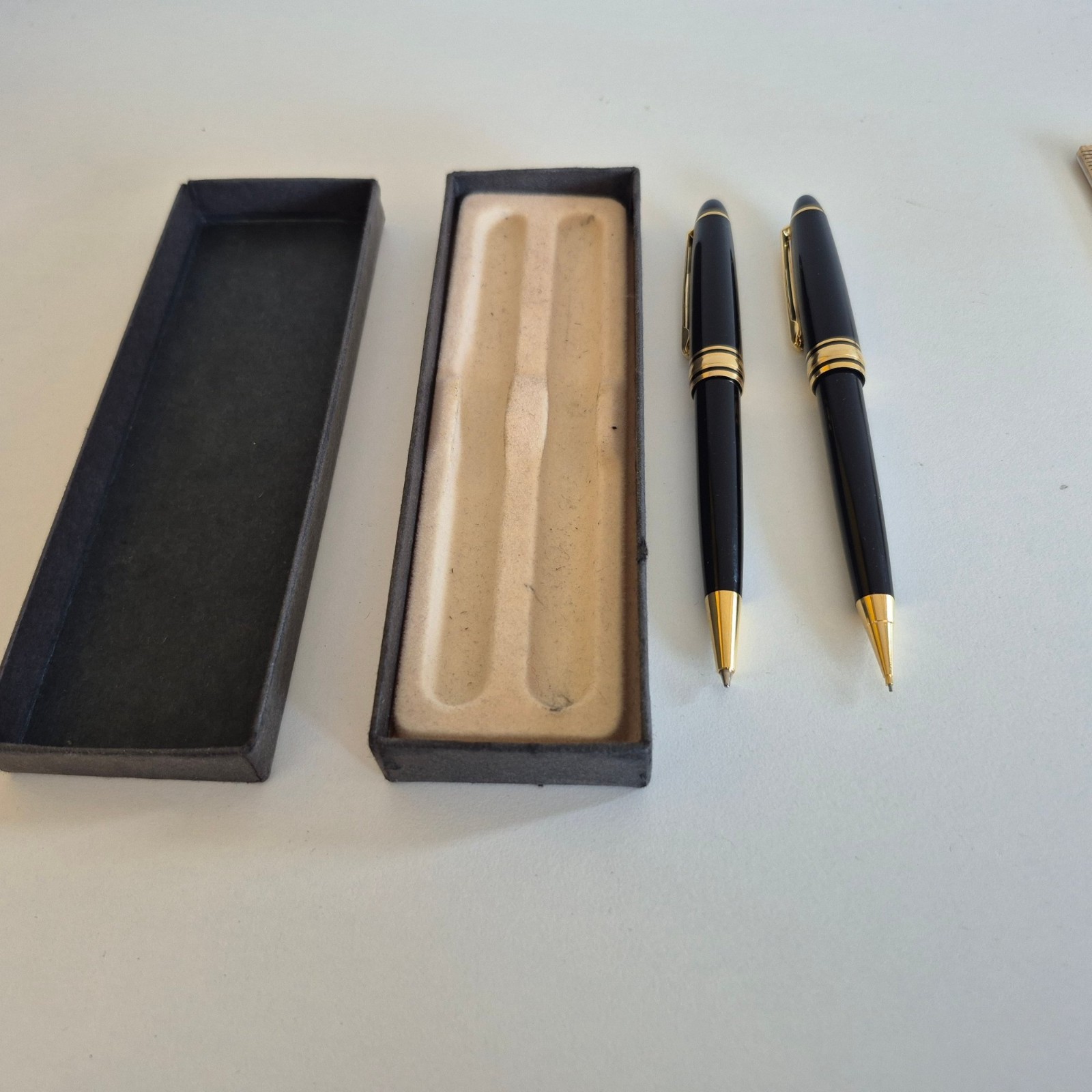 Pen Set Black Gold Trim Made in Taiwan Unknown Manufacturer In Case New Refill