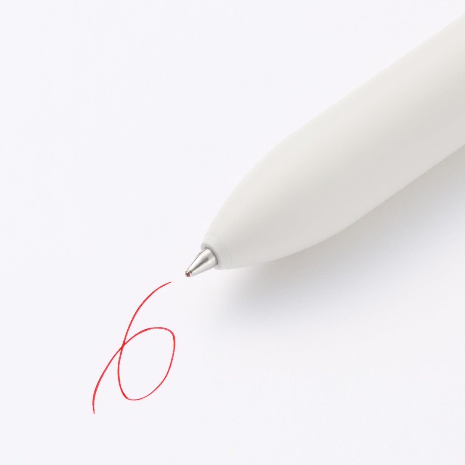Smooth-writing 4-color oil-based ballpoint pen, 0.7mm, black, red, blue, green.