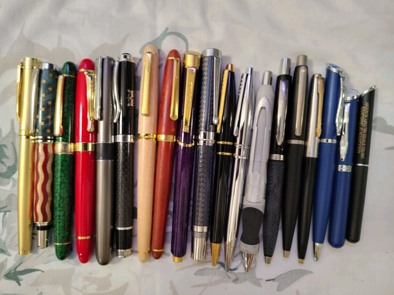 Huge Lot of 185 Of Mix Modern And Vintage Ball Pens, Roller Ball Pen, Pencils