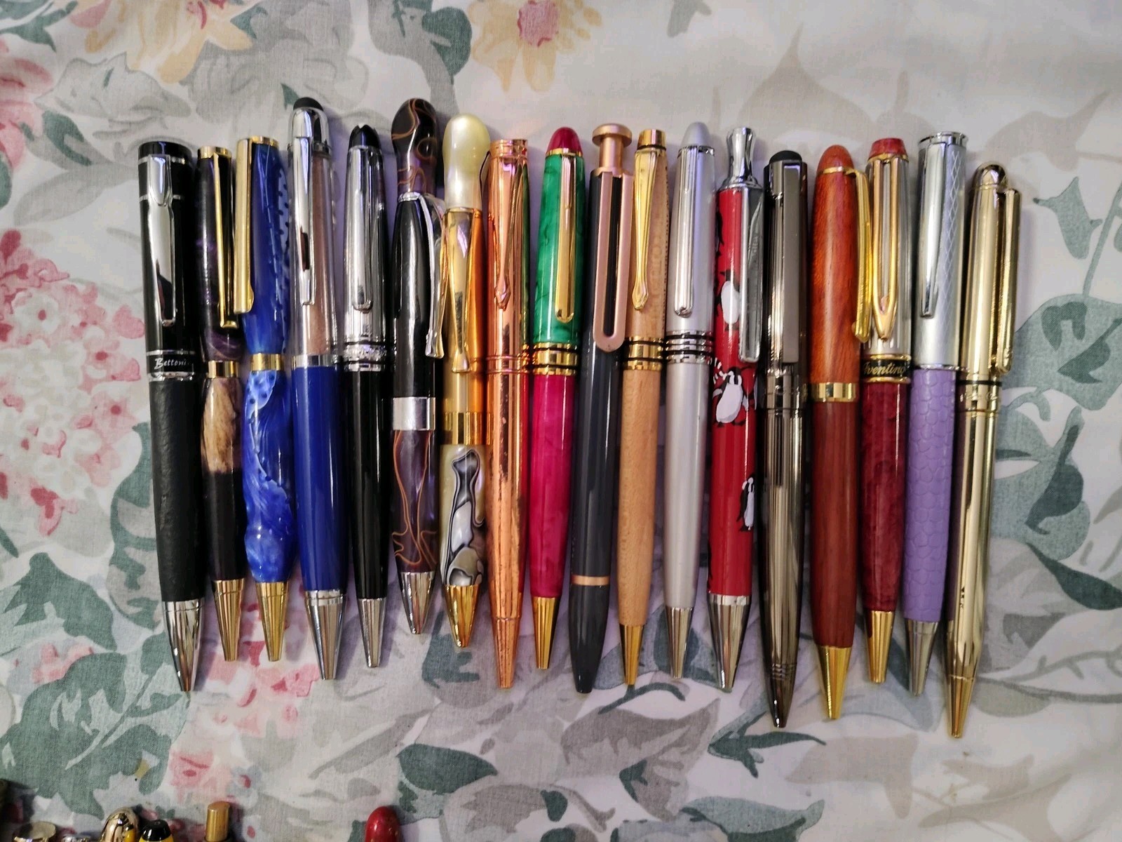 Huge Lot of 185 Of Mix Modern And Vintage Ball Pens, Roller Ball Pen, Pencils