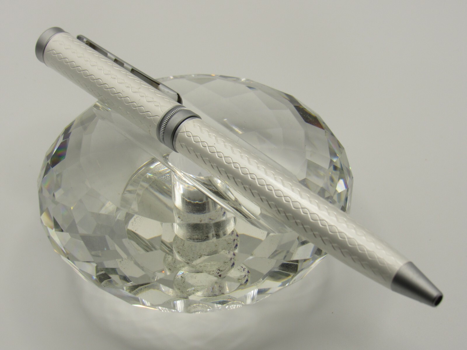 GORGEOUS HIGH QUALITY SLIM EASY TO USE ETCHED WHITE TWIST BALL POINT PEN
