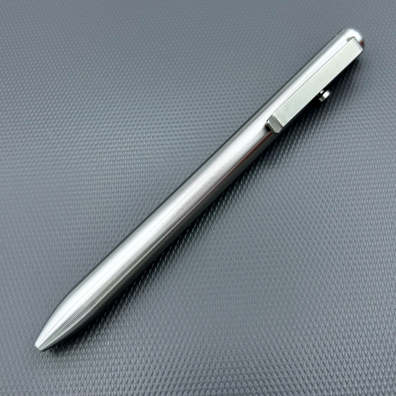 Tactile Turn – Titanium Bolt Action Standard Size Pen G2 Pilot Insert [5.6″]