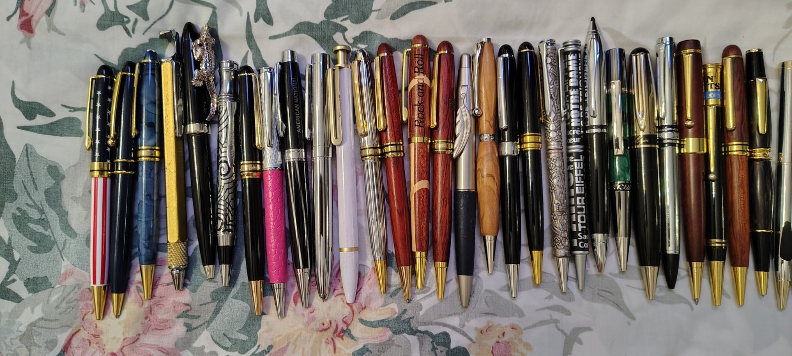 Huge Lot of 185 Of Mix Modern And Vintage Ball Pens, Roller Ball Pen, Pencils