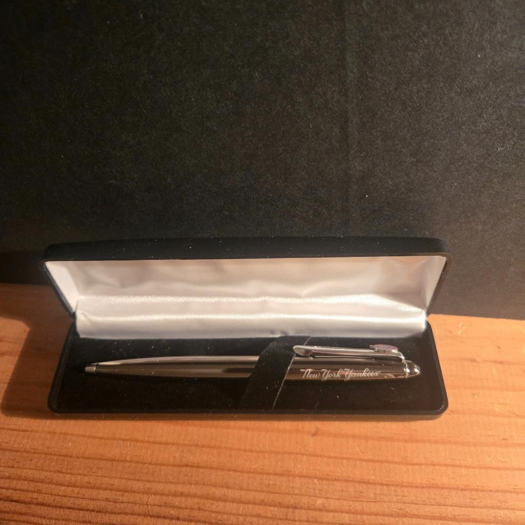 NEW YORK YANKEES ETCHED SCRIPT & LOGO GUNMETAL CHROME BALLPOINT PEN MINT IN BOX