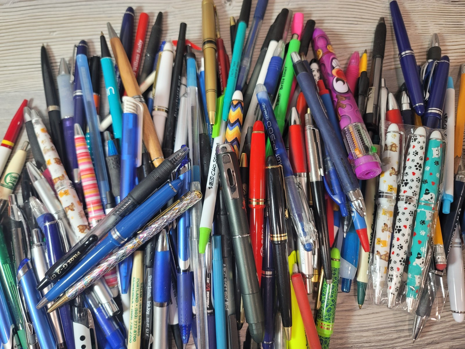 Pens Pens 2lbs if ballpoint twist black blue clik old and new used tresures