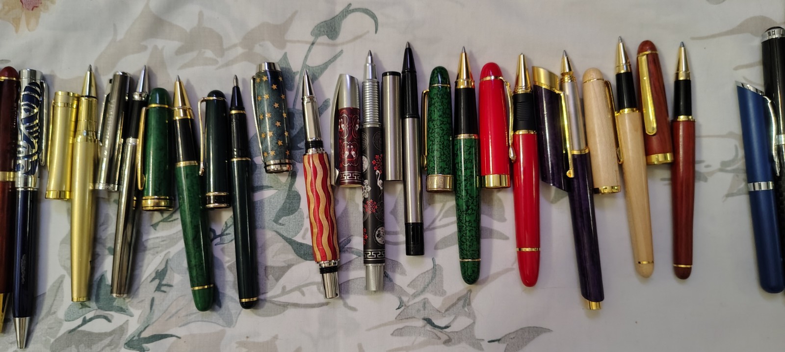 Huge Lot of 185 Of Mix Modern And Vintage Ball Pens, Roller Ball Pen, Pencils
