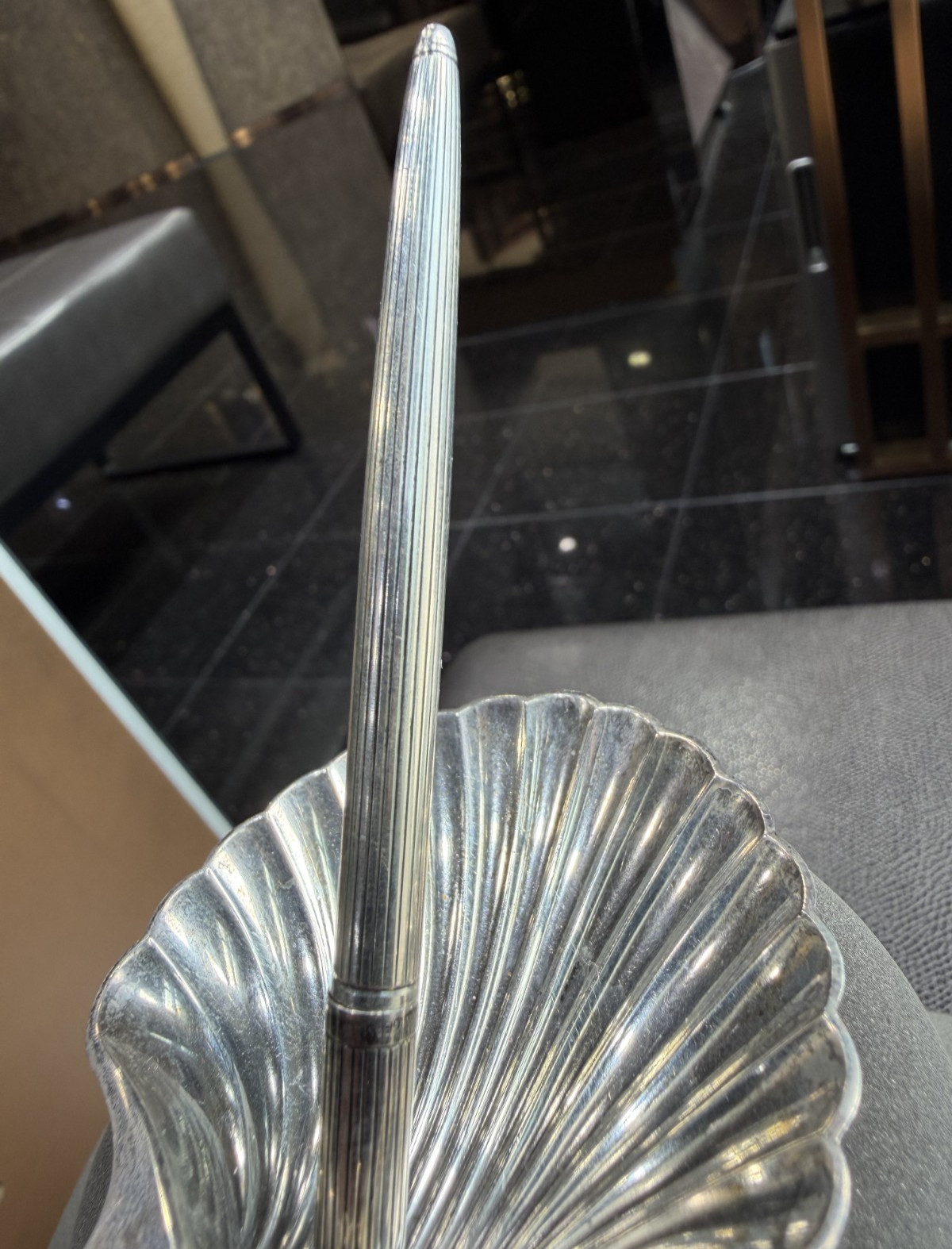 TIFFANY & CO – STERLING SILVER PEN & CLAM SHELL SHAPE PEN HOLDER-925