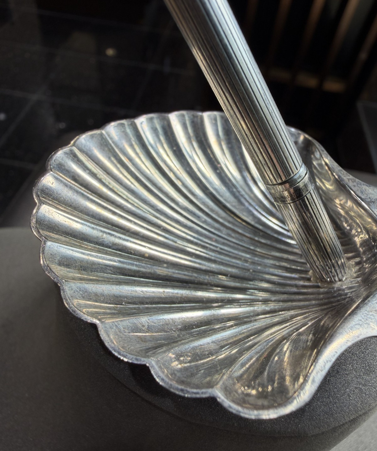 TIFFANY & CO – STERLING SILVER PEN & CLAM SHELL SHAPE PEN HOLDER-925