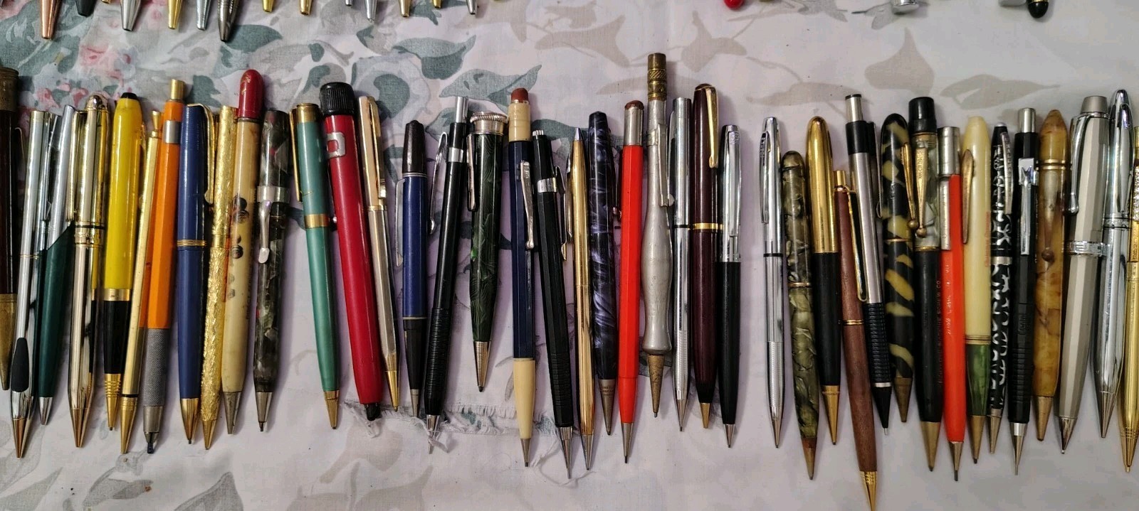Huge Lot of 185 Of Mix Modern And Vintage Ball Pens, Roller Ball Pen, Pencils