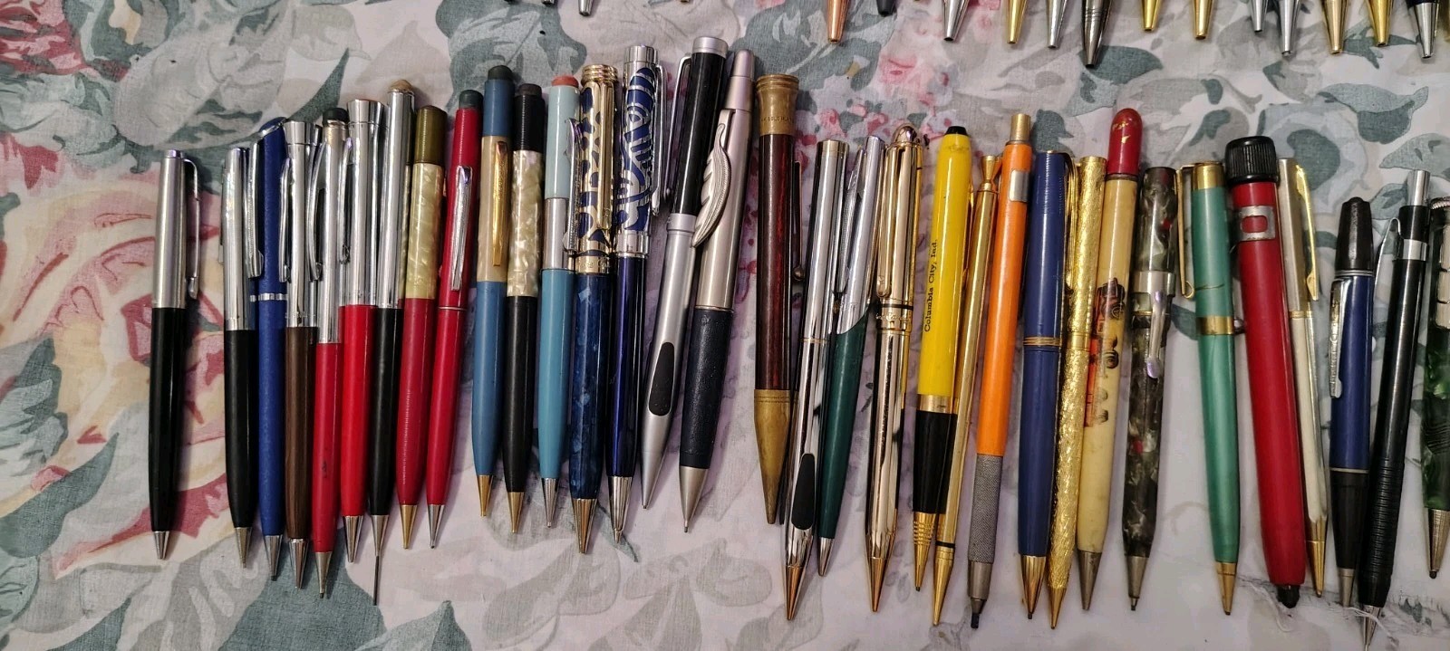 Huge Lot of 185 Of Mix Modern And Vintage Ball Pens, Roller Ball Pen, Pencils