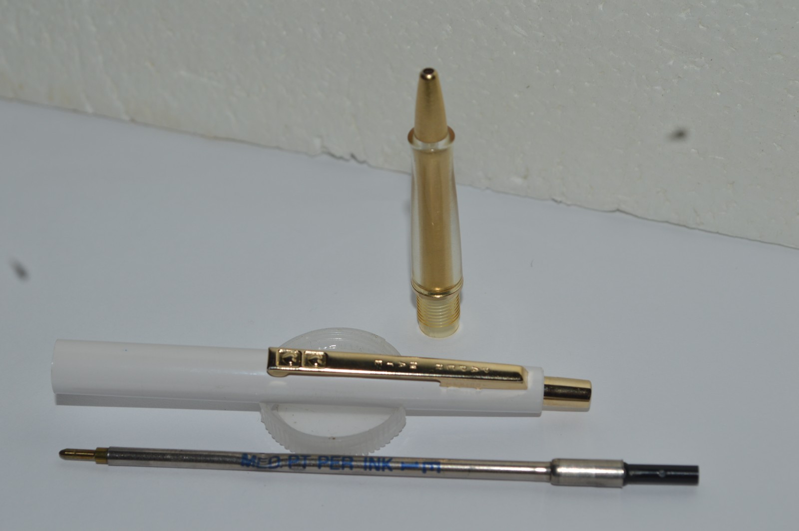 Paper Mate CONTOUR Ballpoint Pen White Gold Trim Made In Mexico Circa 1980’s