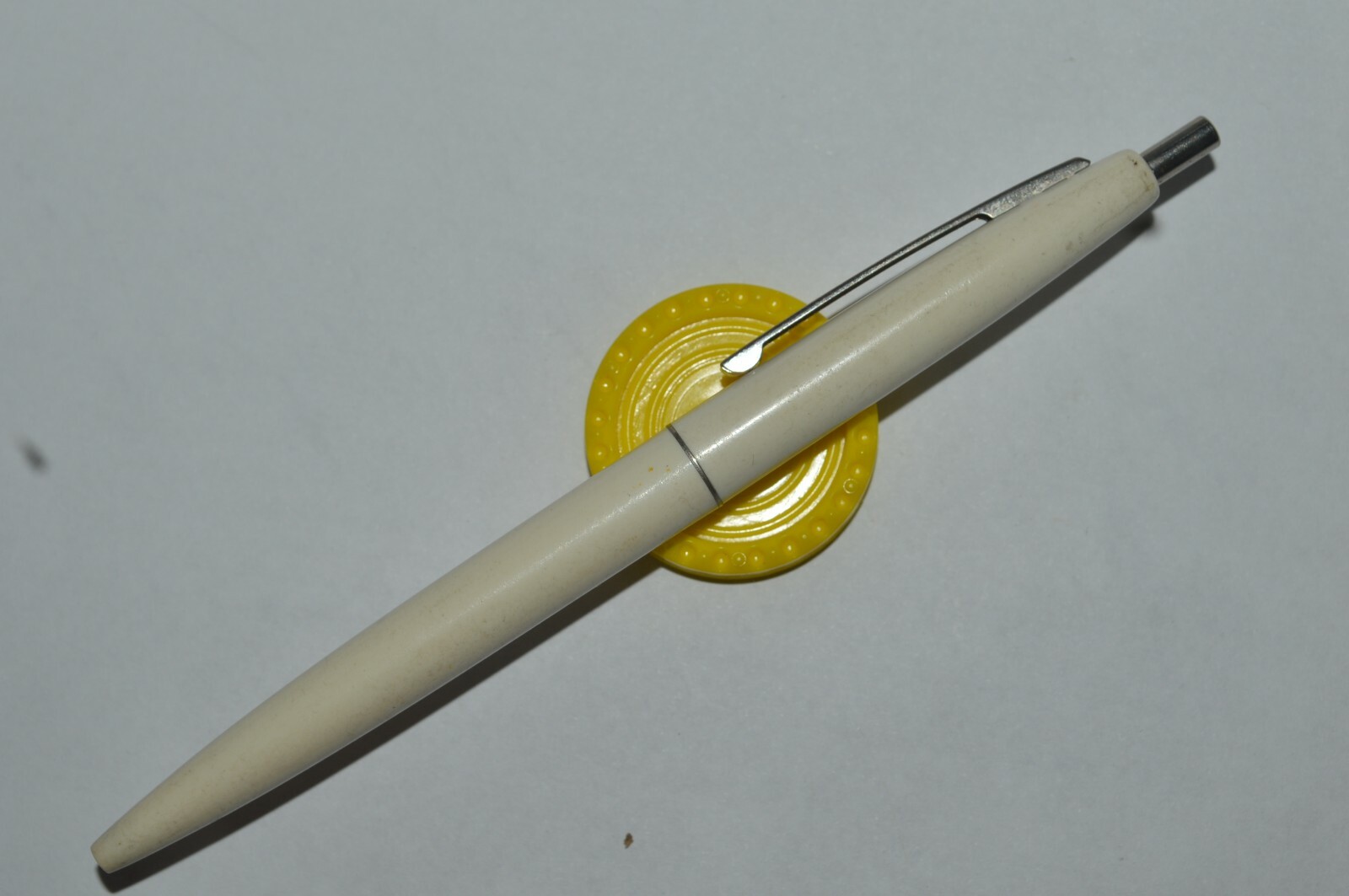Bic Click Retractable Ballpoint White Solid Color USA Light Used Very Good Condi