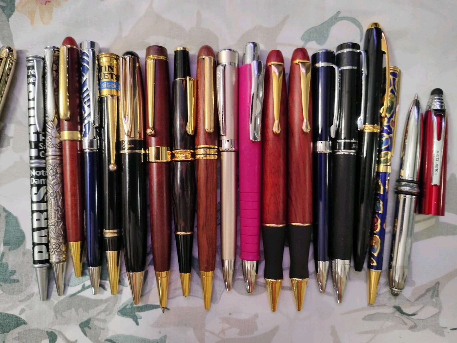Huge Lot of 185 Of Mix Modern And Vintage Ball Pens, Roller Ball Pen, Pencils
