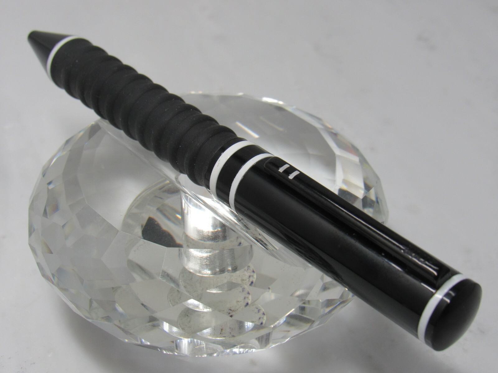 FOR ARTHRITIS SUFFERERS – BLACK BP PEN WITH WHITE CIRCLES AND RUBBERIZED GRIP