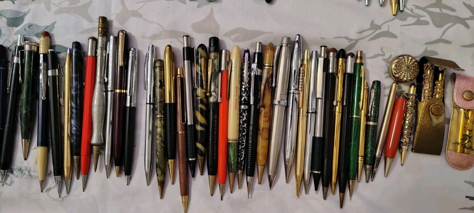 Huge Lot of 185 Of Mix Modern And Vintage Ball Pens, Roller Ball Pen, Pencils