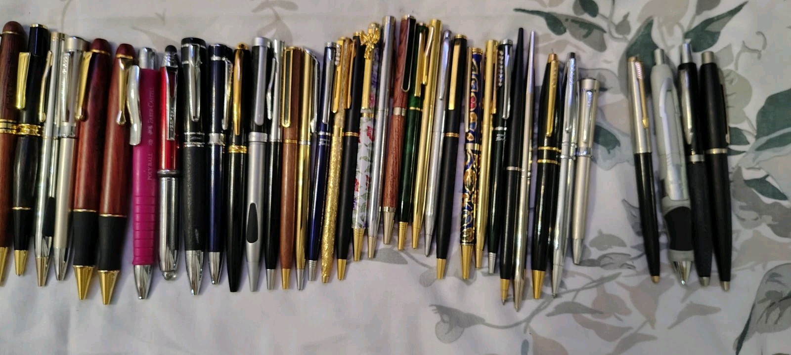 Huge Lot of 185 Of Mix Modern And Vintage Ball Pens, Roller Ball Pen, Pencils