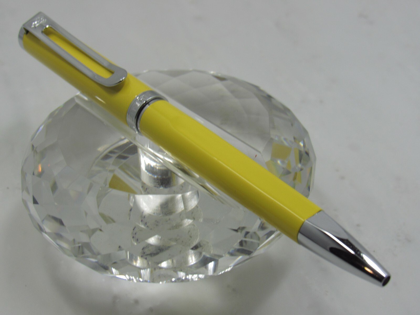 GORGEOUS HIGH QUALITY JINHAO YELLOW TWIST BALL POINT PEN