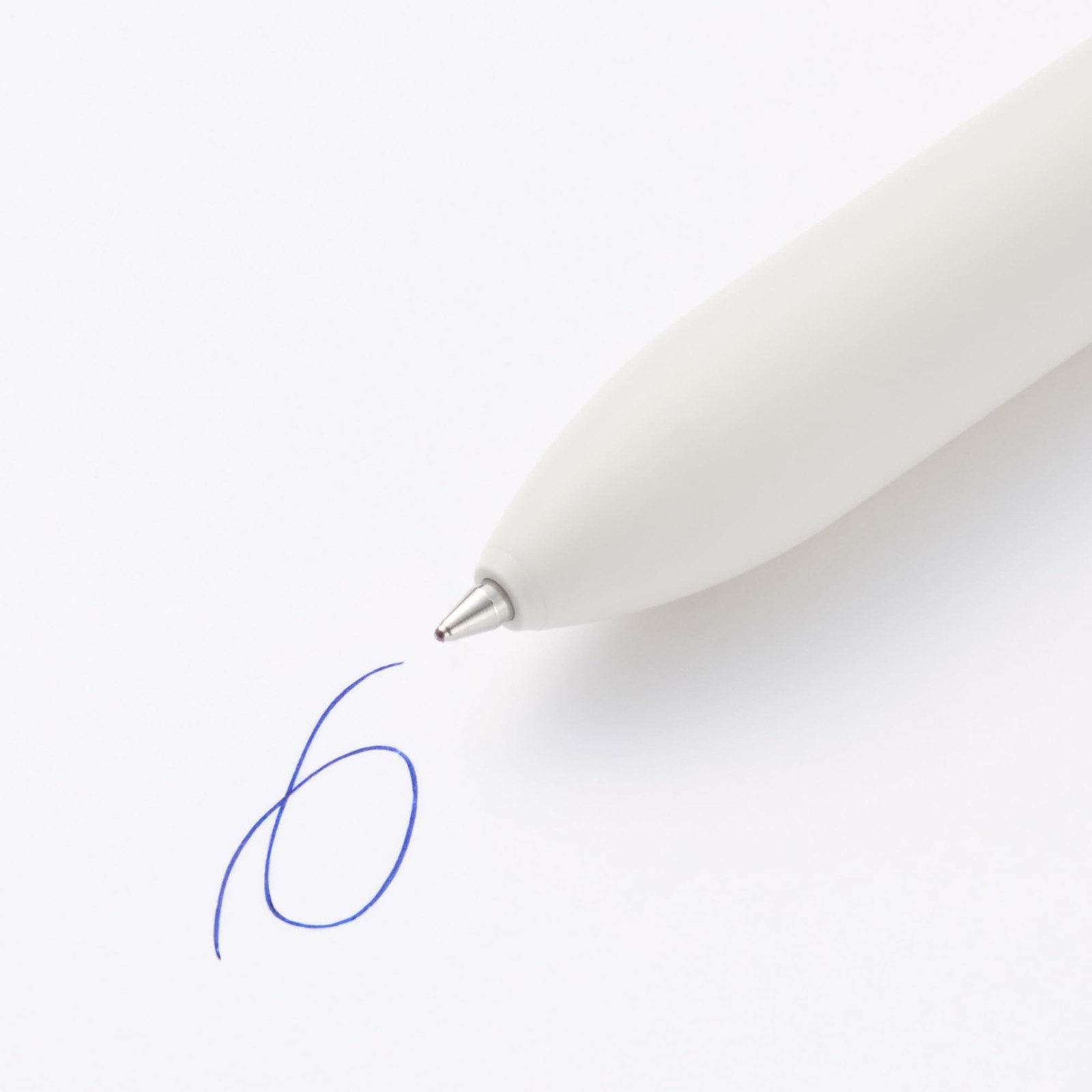 Smooth-writing 4-color oil-based ballpoint pen, 0.7mm, black, red, blue, green.