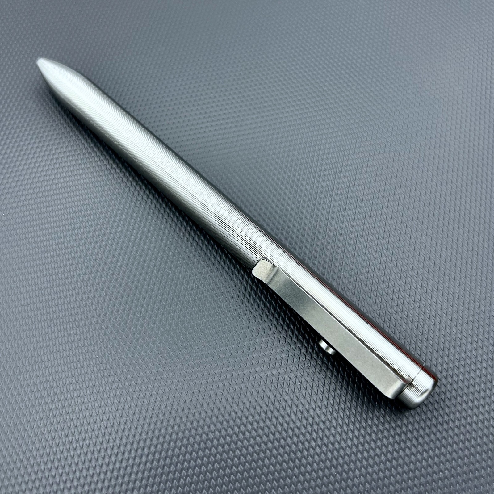 Tactile Turn – Titanium Bolt Action Standard Size Pen G2 Pilot Insert [5.6″]
