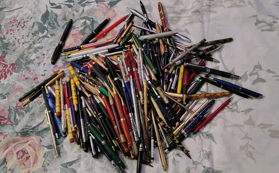 Huge Lot of 185 Of Mix Modern And Vintage Ball Pens, Roller Ball Pen, Pencils